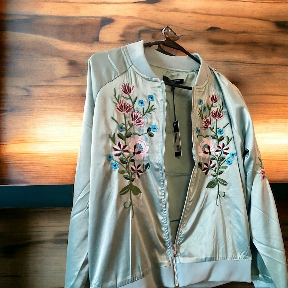 NWT gorgeous Romeo & Juliet Couture Embroidered Jacket. Lovely mint color.